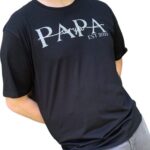 T-Shirt “PAPA EST + Jahreszahl + Kindernamen” Geschenk Papa Vatertag